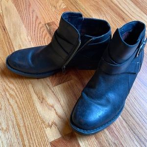 Versatile black boots